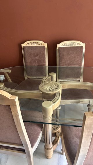 Mesa de salón con 4 sillas y 2 sillones