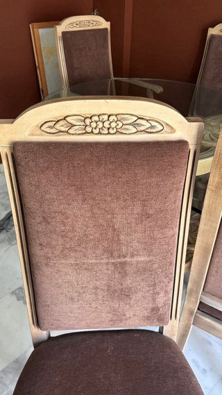 Mesa de salón con 4 sillas y 2 sillones