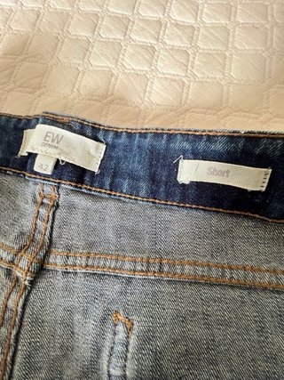 Pantalón corto vaquero desgastado