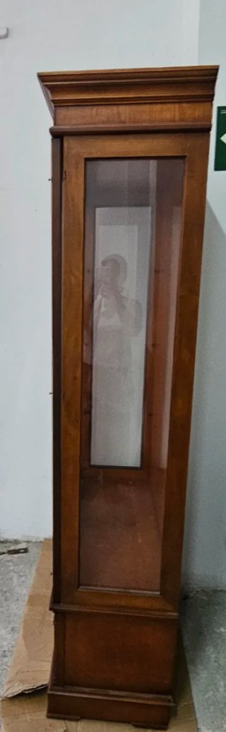 Vitrina de madera cerezo con puertas de cristal