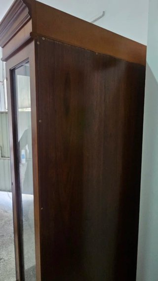Vitrina de madera cerezo con puertas de cristal
