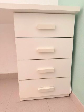 Escritorio con cajonera + estantería de madera