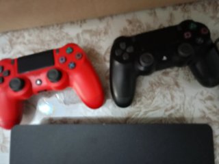 Console PS4 Slim + 2 Controller (Nero e Rosso)