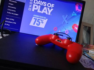 Console PS4 Slim + 2 Controller (Nero e Rosso)