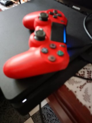Console PS4 Slim + 2 Controller (Nero e Rosso)