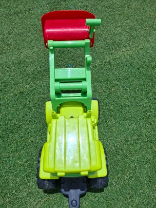 Tractor de juguete con pala frontal