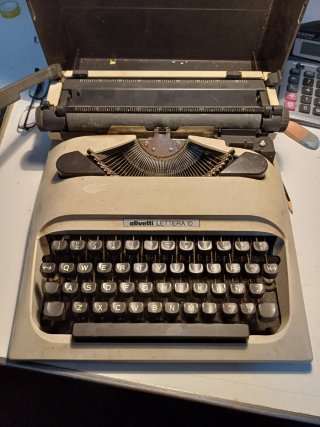 Máquina de escribir Olivetti Lettera 10