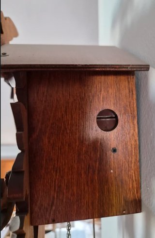 Orologio a cucù in legno intagliato