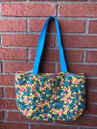 Bolso de crochet multicolor con asas azules