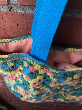 Bolso de crochet multicolor con asas azules