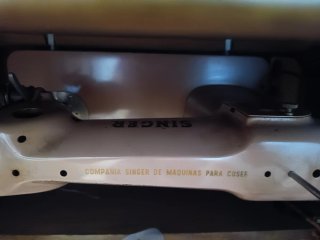 Maquina de coser en Mueble de madera tallada