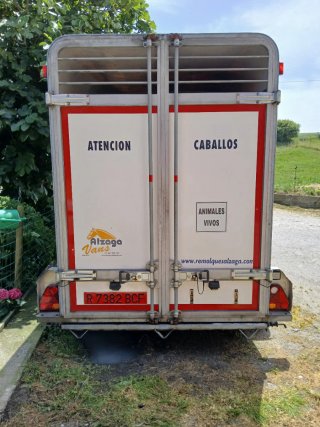 Se vende remolque de dos caballos marca alzaga