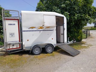 Se vende remolque de dos caballos marca alzaga