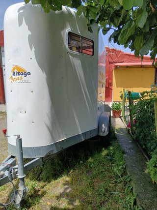 Se vende remolque de dos caballos marca alzaga