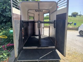 Se vende remolque de dos caballos marca alzaga