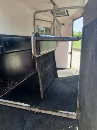 Se vende remolque de dos caballos marca alzaga