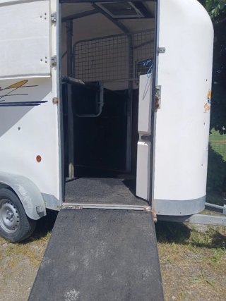Se vende remolque de dos caballos marca alzaga