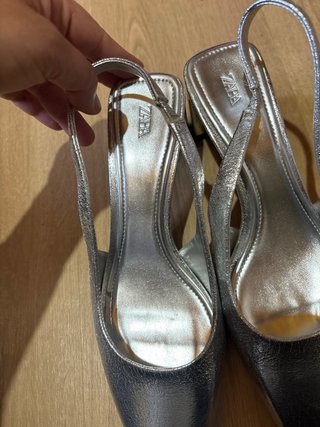 Sandalias Zara plateadas tacón cuadrado