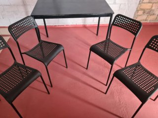 Mesa y 4 Sillas Negras IKEA