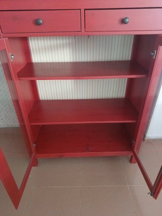 Vitrina Roja con Puertas de Cristal