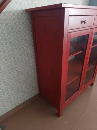 Vitrina Roja con Puertas de Cristal