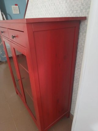 Vitrina Roja con Puertas de Cristal