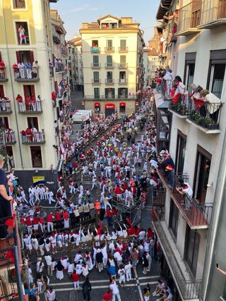 SAN FERMIN.Alquiler 9 balcones C/Estafeta curva