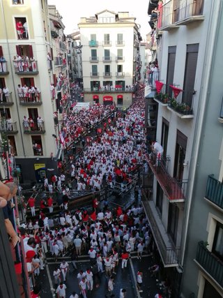 SAN FERMIN.Alquiler 9 balcones C/Estafeta curva