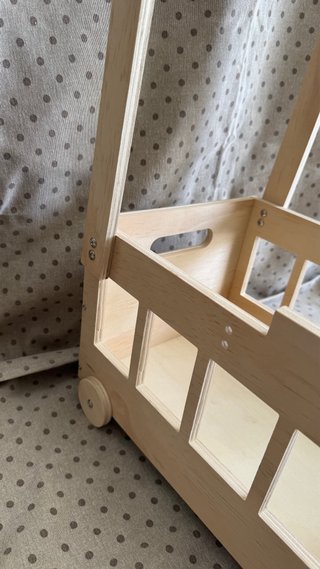 Caja de madera infantil con ruedas