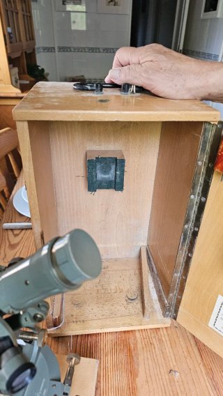 Teodolito con caja y trípode