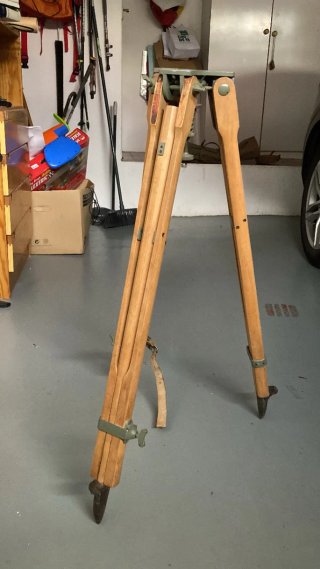 Teodolito con caja y trípode