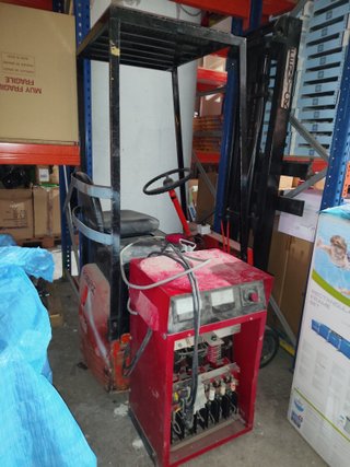 CARRETILLA ELEVADORA ELECTRICA CON BATERIAS MAL