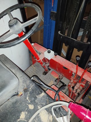 CARRETILLA ELEVADORA ELECTRICA CON BATERIAS MAL