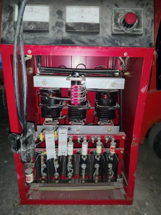 CARRETILLA ELEVADORA ELECTRICA CON BATERIAS MAL