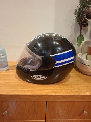Casco de Moto Negro con Diseño Azul