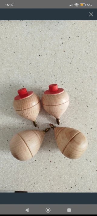 2 trompos y 2 trompas de madera