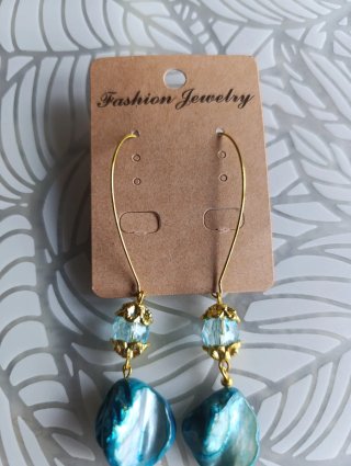 Pendientes largos nácar azul y cristal.