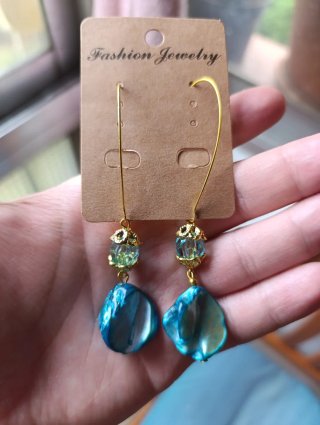 Pendientes largos nácar azul y cristal.