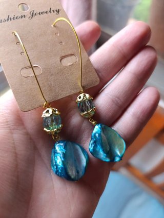 Pendientes largos nácar azul y cristal.