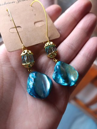 Pendientes largos nácar azul y cristal.