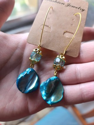 Pendientes largos nácar azul y cristal.