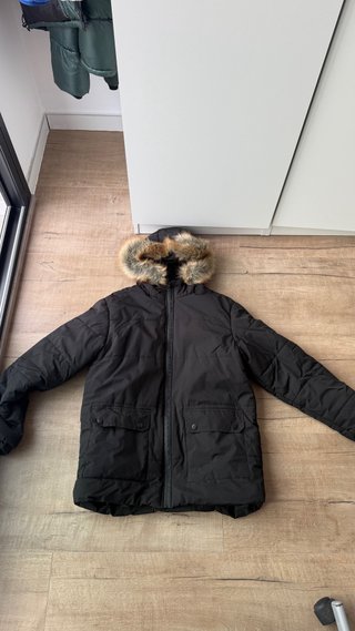 Chaqueta negra con capucha y pelo