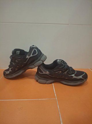Zapatillas Asics Negras y Grises