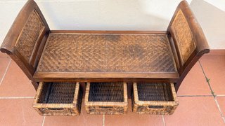 Banqueta de madera y ratán exterior e interior