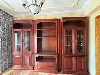 Mueble de madera con vitrina