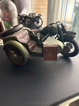 Moto antigua de metal con sidecar