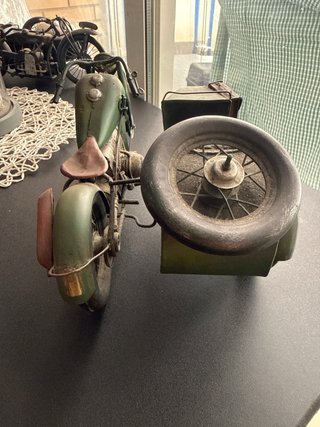 Moto antigua de metal con sidecar