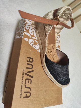 Sandalia cuña negra brillo pago y venta en mano