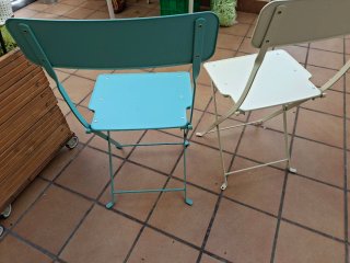 Sillas de metal plegables beige y azul