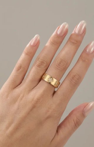 Anillo dorado con flores nuevo